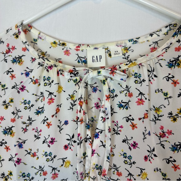 Gap White Floral Blouse with mid length ruffle sleeves Size XS - Picture 2 of 7